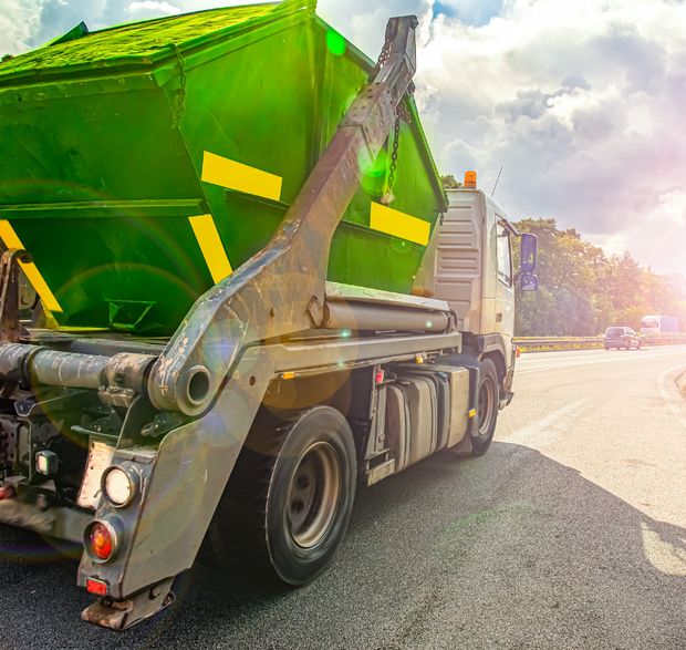 lkw mit entsorgungscontainer